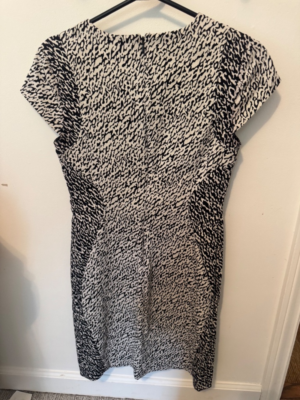 Diane von Furstenberg sheath dress Size 4 - Picture 3 of 3